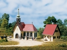 Dorfkirche mit Pfarrhaus